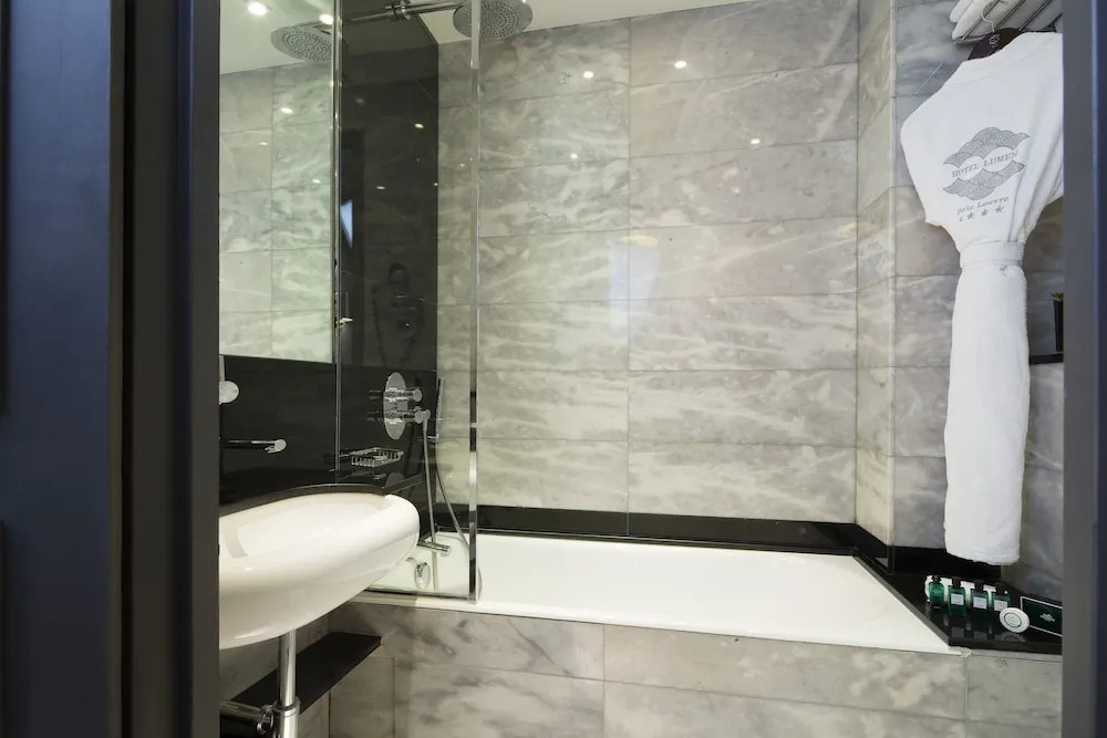 Одноместный номер Comfort двуспальная кровать в Hotel Lumen Paris Louvre