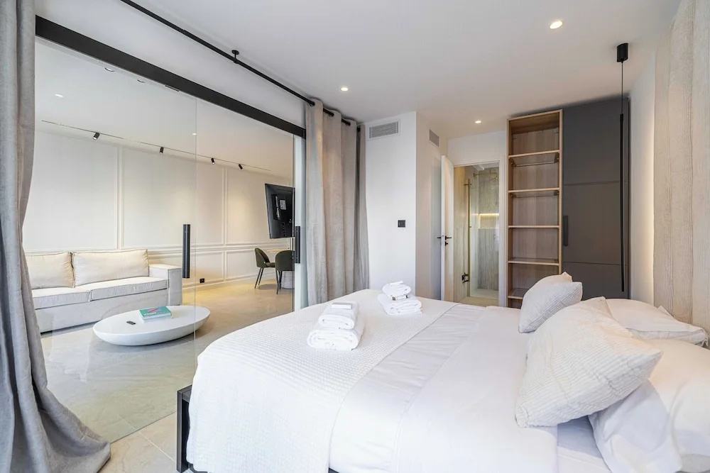 Renovated Prestige 3P Luxe Apt, Terrace & Parking