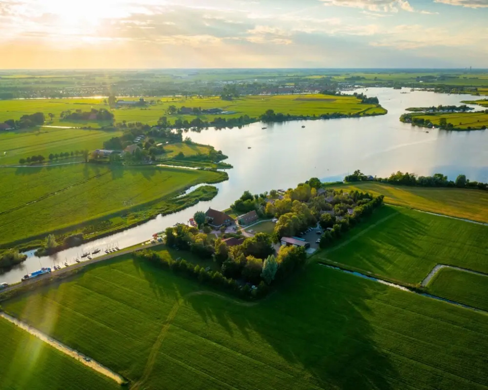 De Jister Groepshuis aan het Water Voor 30-62 Personen