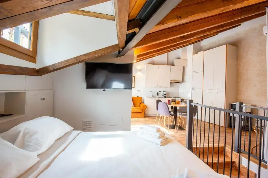 Double Suite (full double bed)