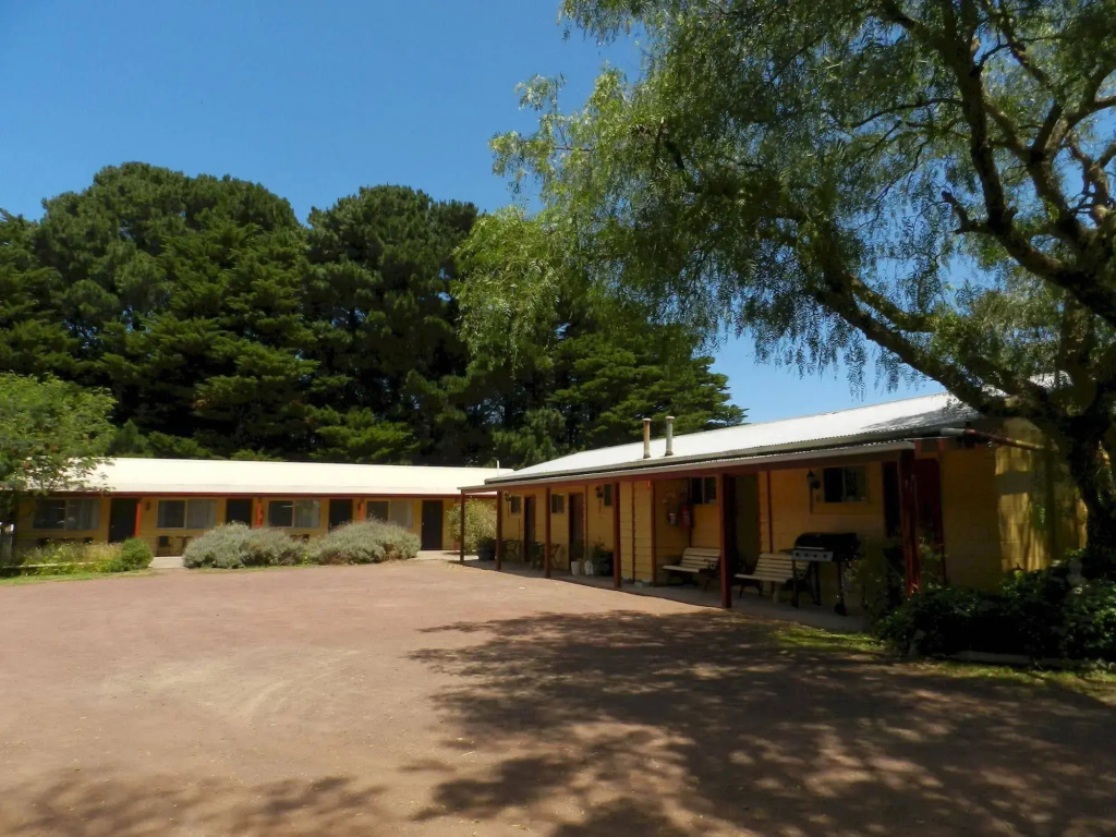 Twelve Apostles Motel & Country Retreat