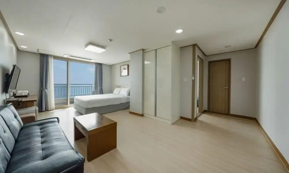 2 Bedrooms Standard Double room with balcony and with ocean view (full double bed)