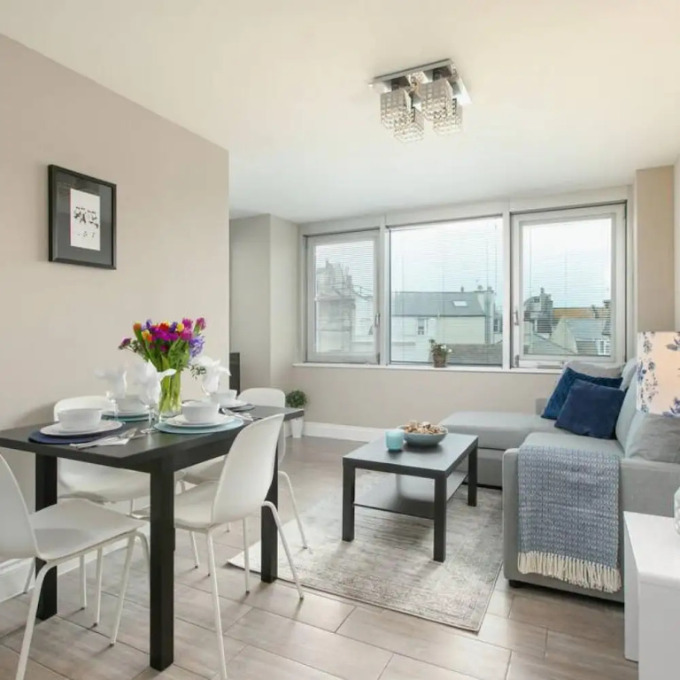 Spacious Perfect Location Moments Away From Pier