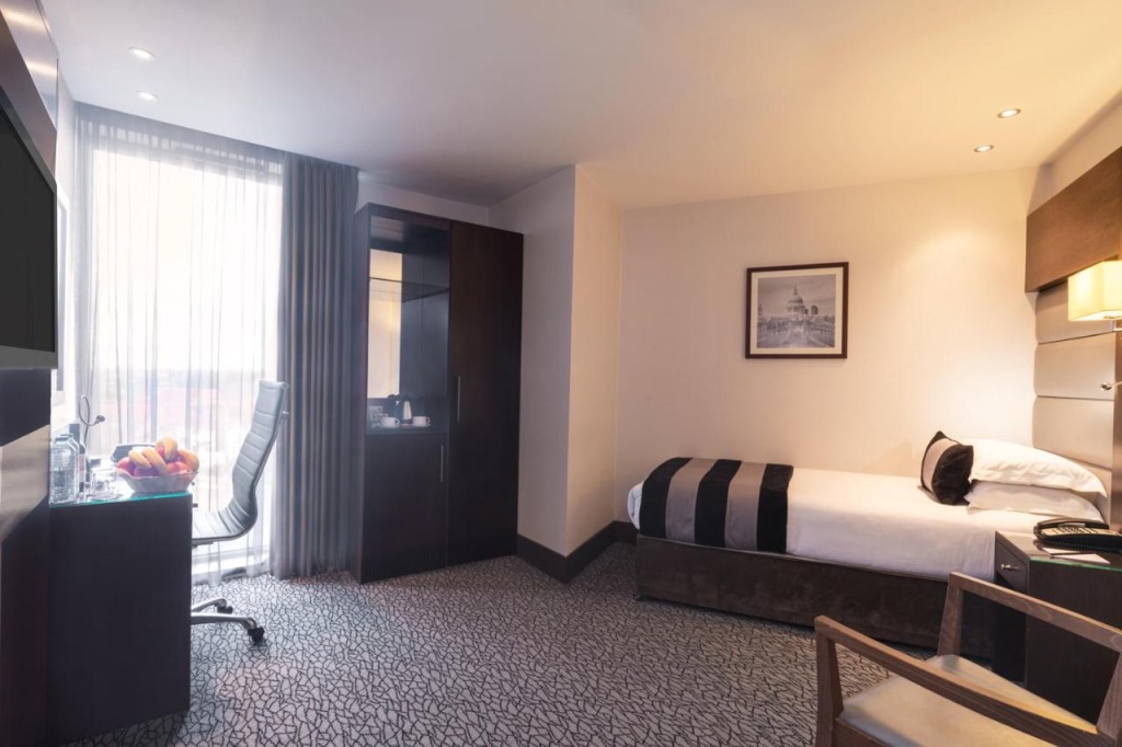 Отель Park Grand Heathrow в Лондоне