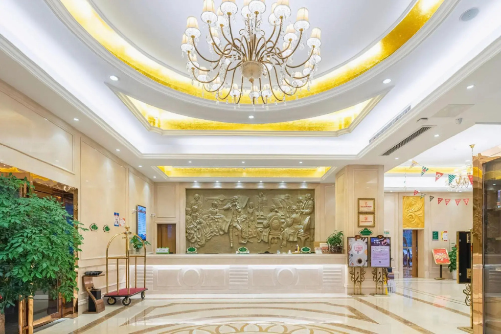 Vienna Hotel (Changsha Kaifu District Zhengfu Metro Station)