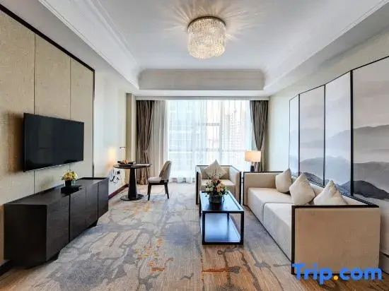 Семейный люкс в Phoenix Hotel