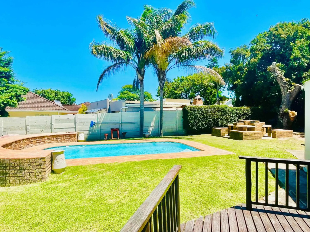 Entire House in Beacon Bay - Golden Location