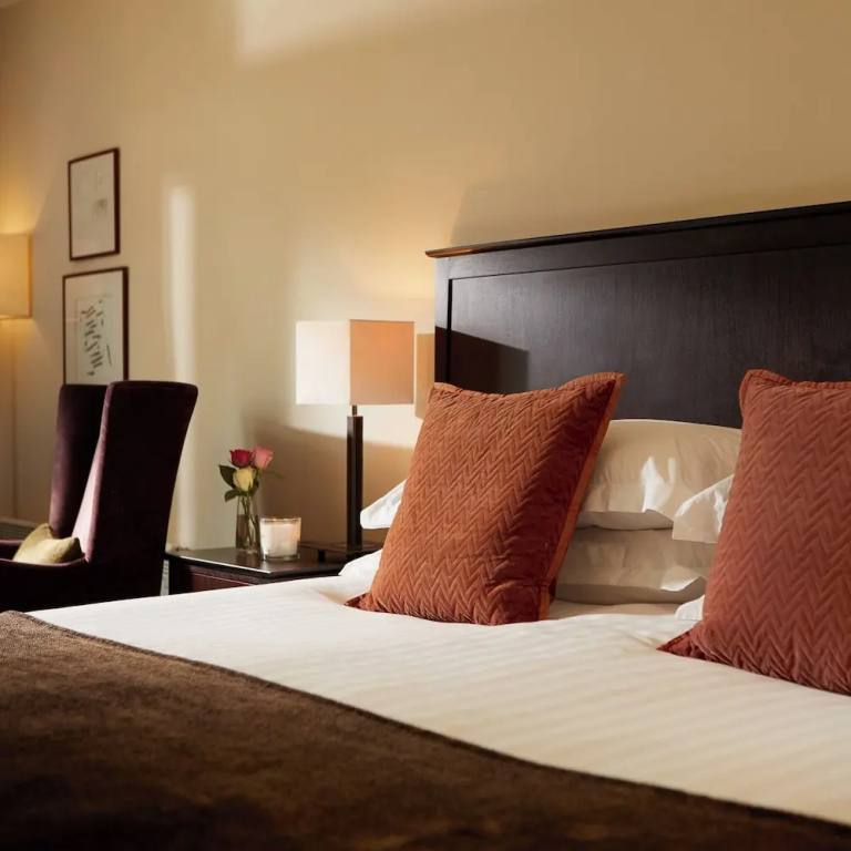 Standard Double room with golf view (full double bed)