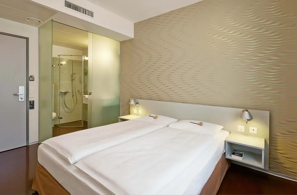 Business Double room (full double bed)