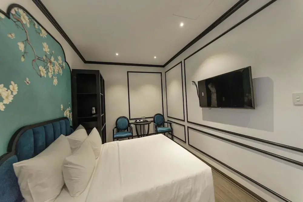 Azen Lakeside Hotel & Travel