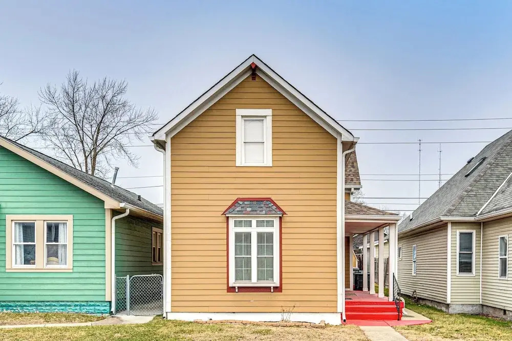 3 Mi to Dtwn Indy: Bright Home w/ Furnished Deck