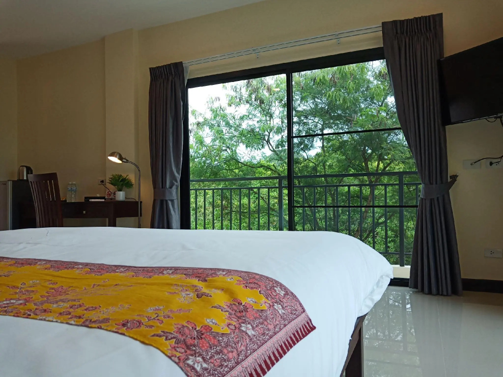 Deluxe room with land view