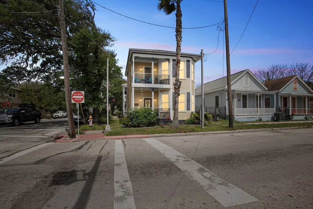 Fuller House Just 3 Blocks To Beach 3 Bedroom Home by Redawning