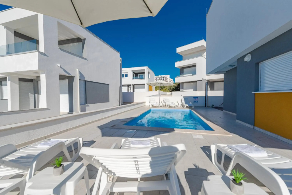 Dario 2. modern & luxury apartment with a pool