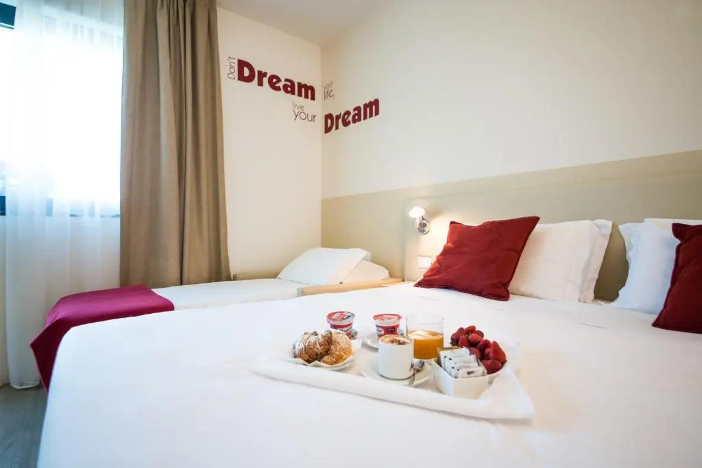Deluxe Double room (full double bed)