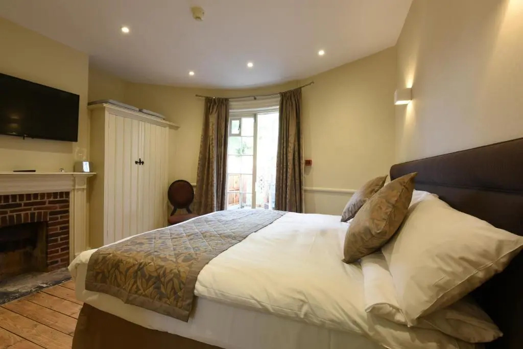 Deluxe Double room with garden view (full double bed)