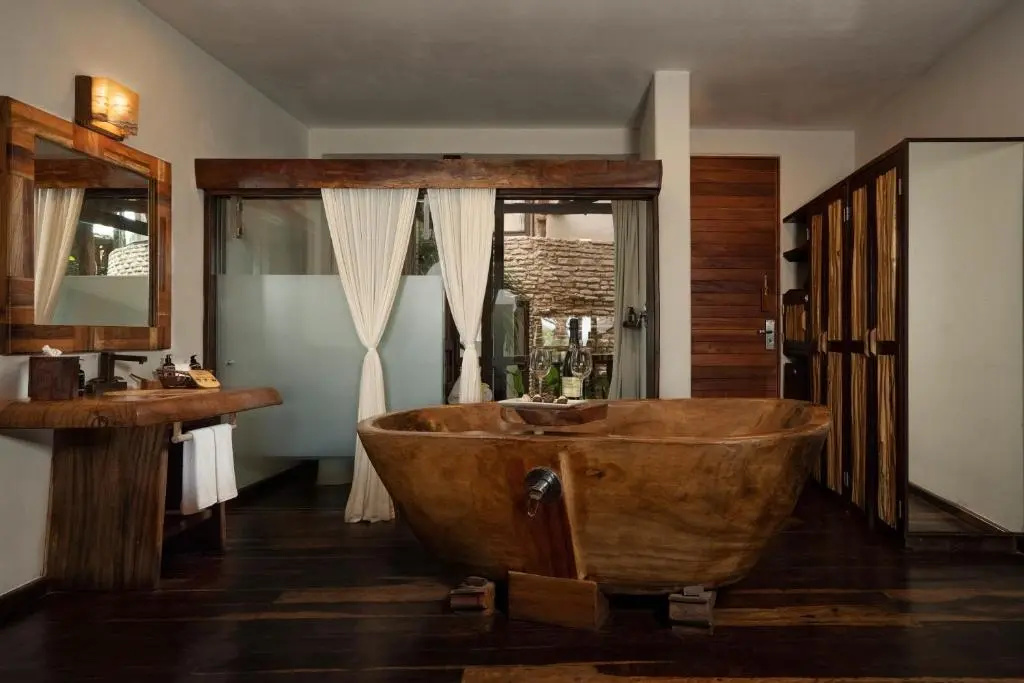 Standard Quadruple room with partial ocean view