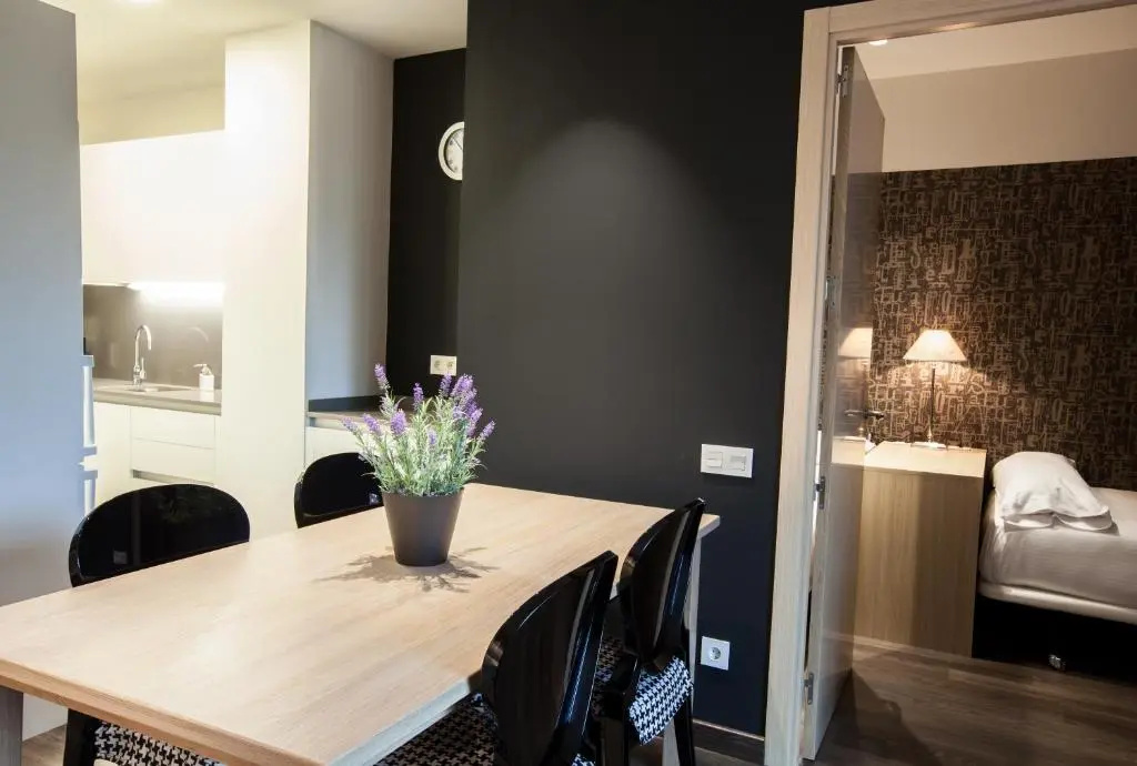 2 Bedrooms Apartment (full double bed)