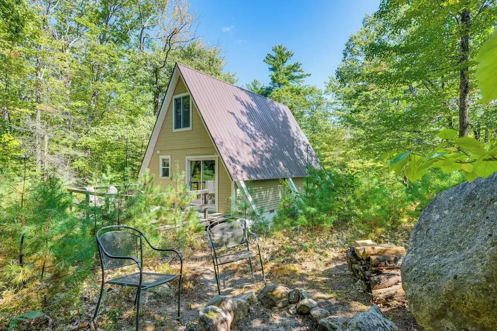 7 Mi to Ski Slopes! Cozy Madison Cabin w/ Fire Pit