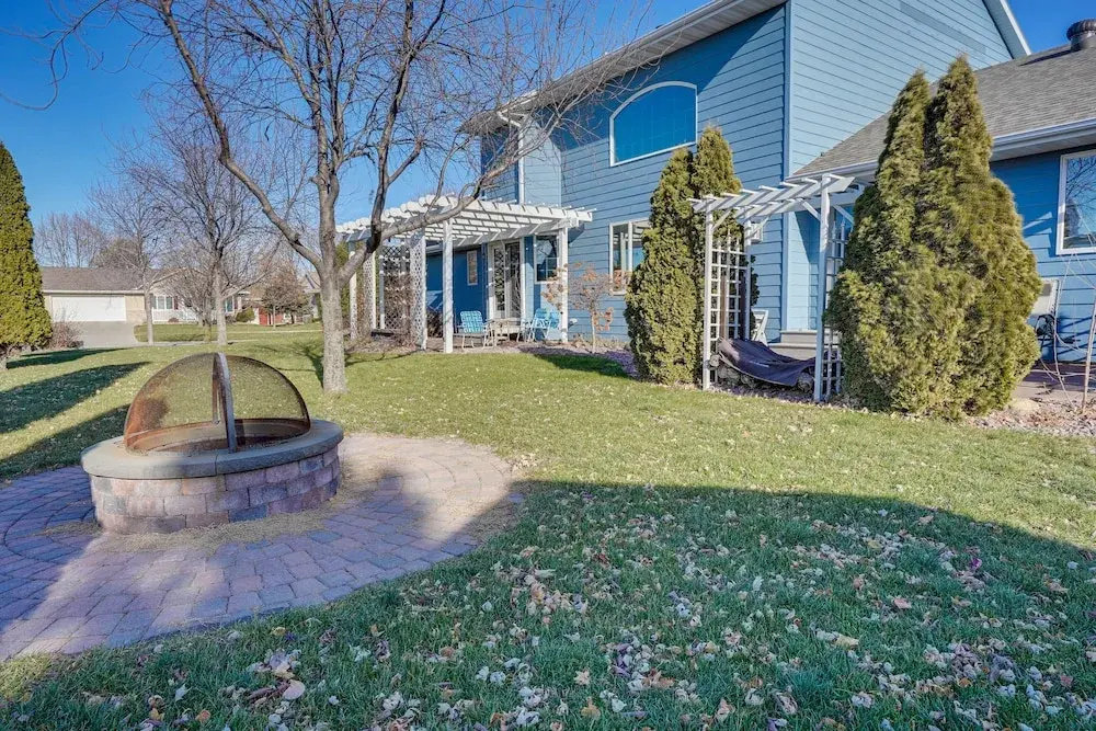 Family Vacation Rental Home ~ 1 Mi to Okabena Lake