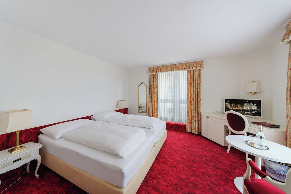 Standard Double room with lake view (full double bed)