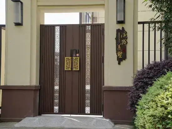 Yangshuo river bank villa