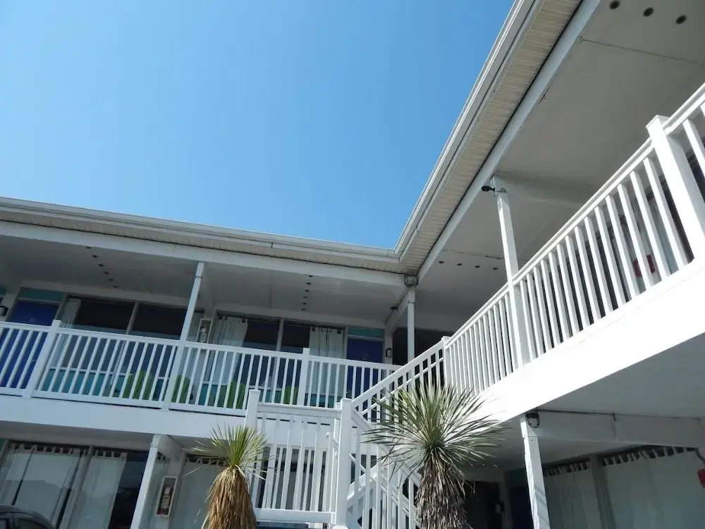 Blue Wave Inn