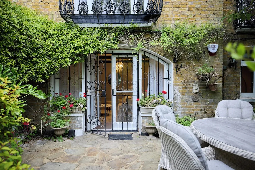 The Brick & Timber Flat by Abbey Road