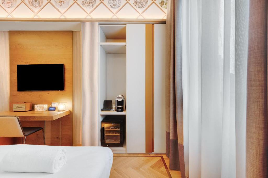 Business Double room (full double bed)