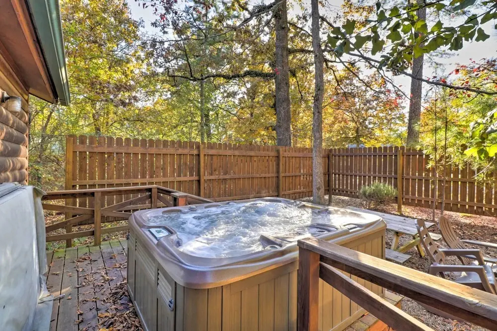 Cozy Cabin with Hot Tub 4 Mi to Broken Bow Lake