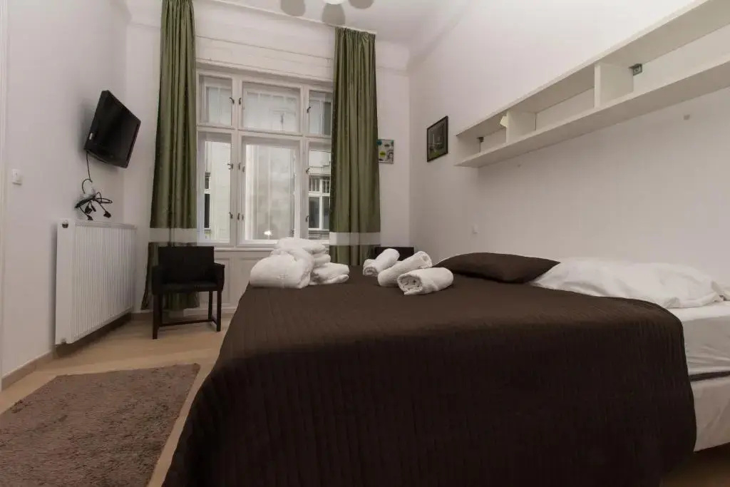 Double room (full double bed)