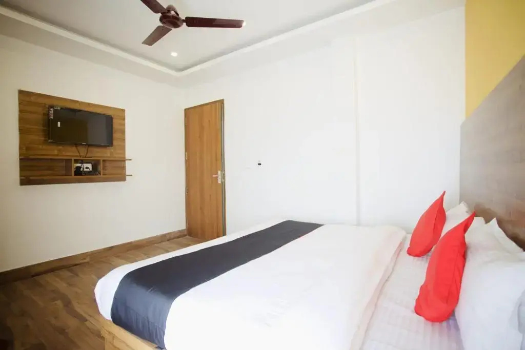 Deluxe Double room (full double bed)