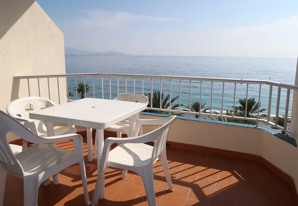 2 Bedrooms Apartment beachfront