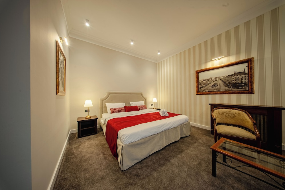 Deluxe Double room with balcony and with park view (full double bed)