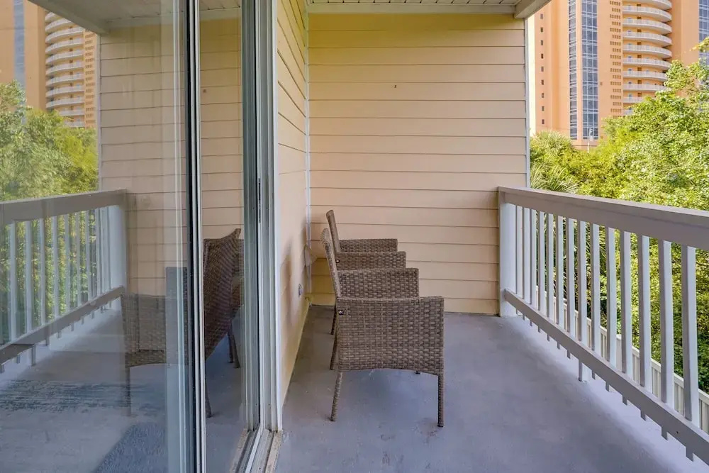 Charming PCB Condo w/ Balcony: Walk to Beach!