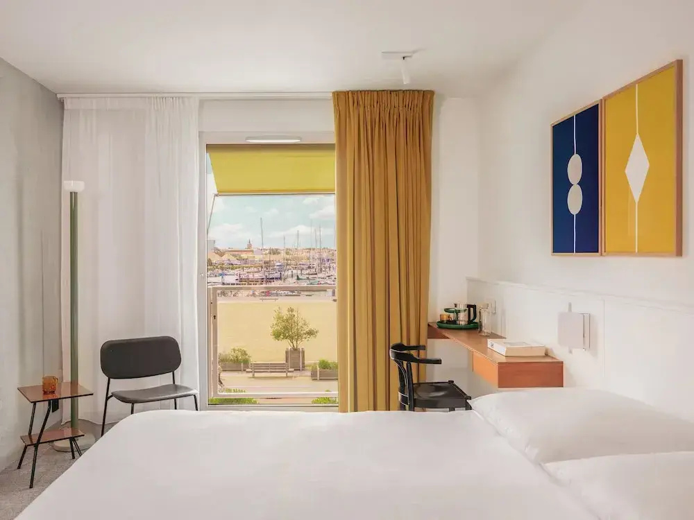 Comfort room with balcony and with harbour view