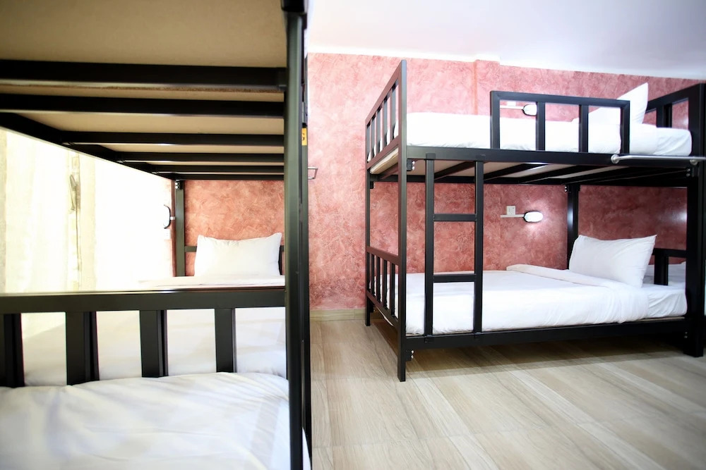Кровать в общем номере с балконом и с красивым видом из окна в Thai Cat Hostel BB Bangkok