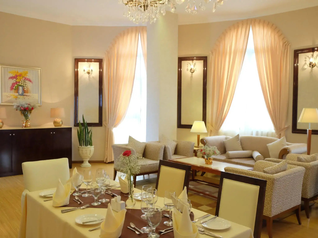1 Bedroom Presidential Double Suite with mountain view full double bed