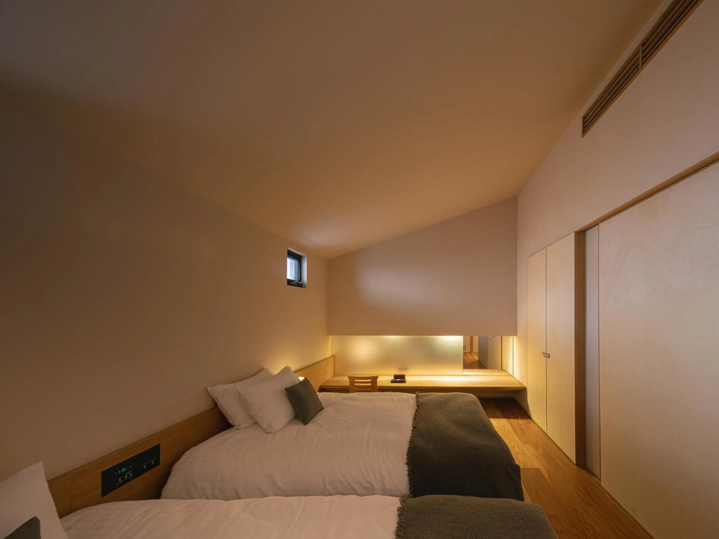 OTARU RETREAT by Onko Chishin — 5