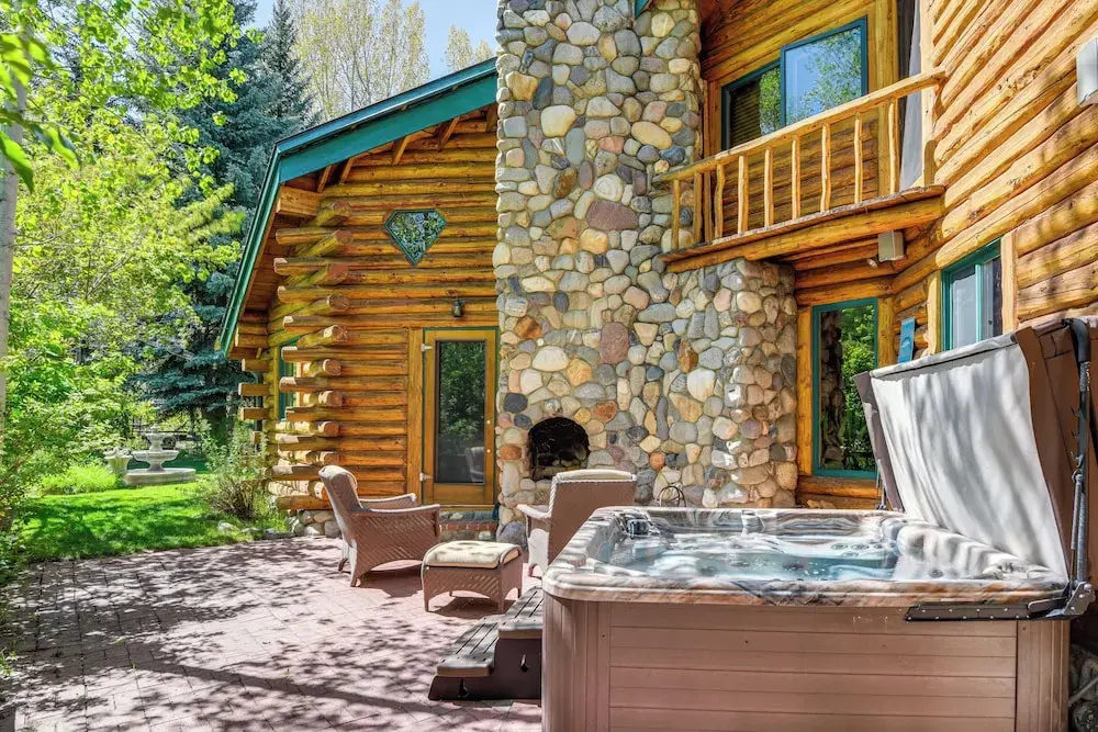 Life on Easy Street w/ Hot Tub: 7 Mi to Dwtn!