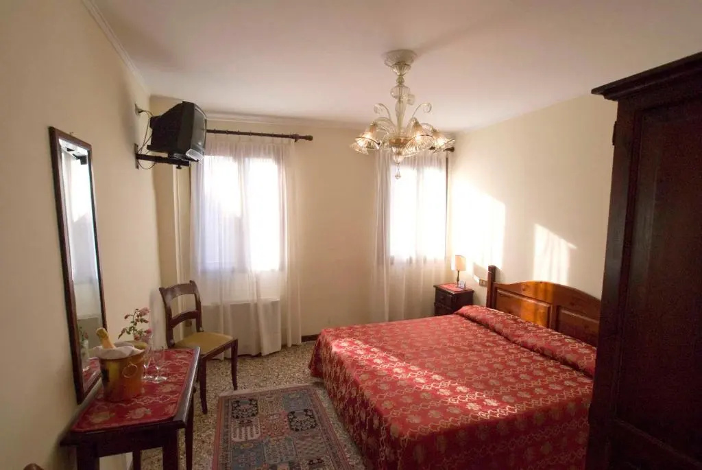 Double room (full double bed)