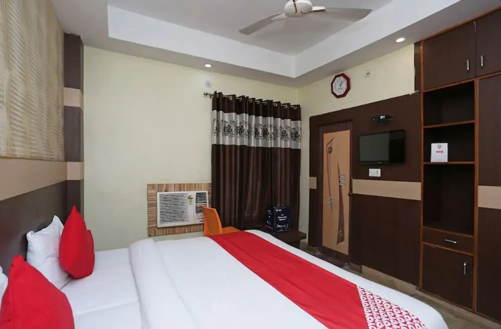 Hotel Crystal Inn