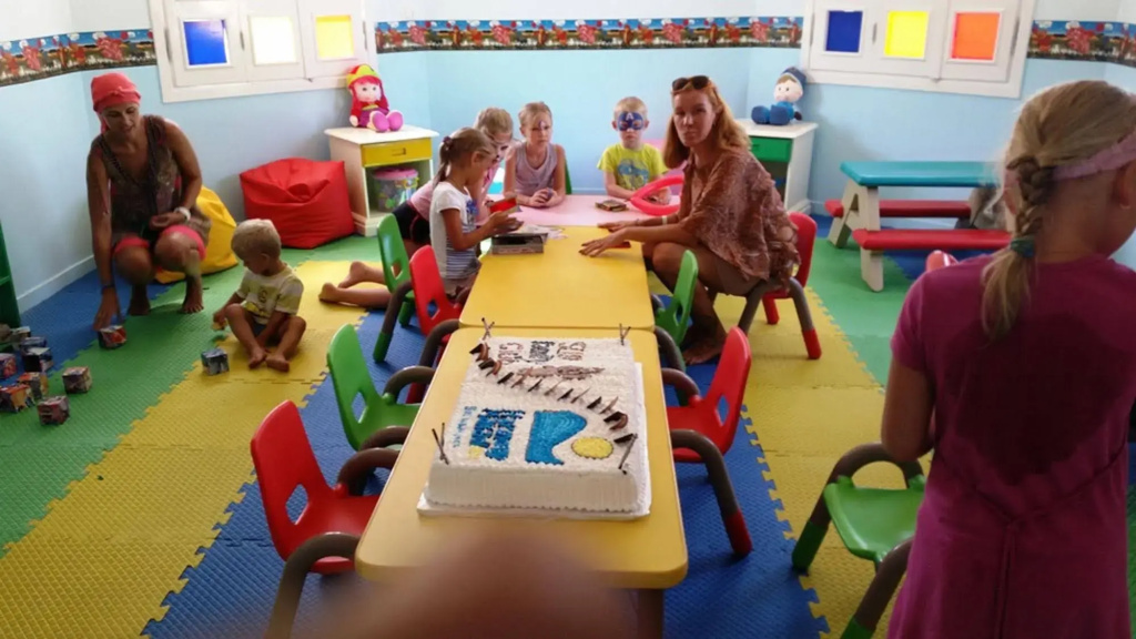 Albatros Makadi Resort: A bright kids’ playroom with child-sized tables, colorful chairs, and toys for group activities.