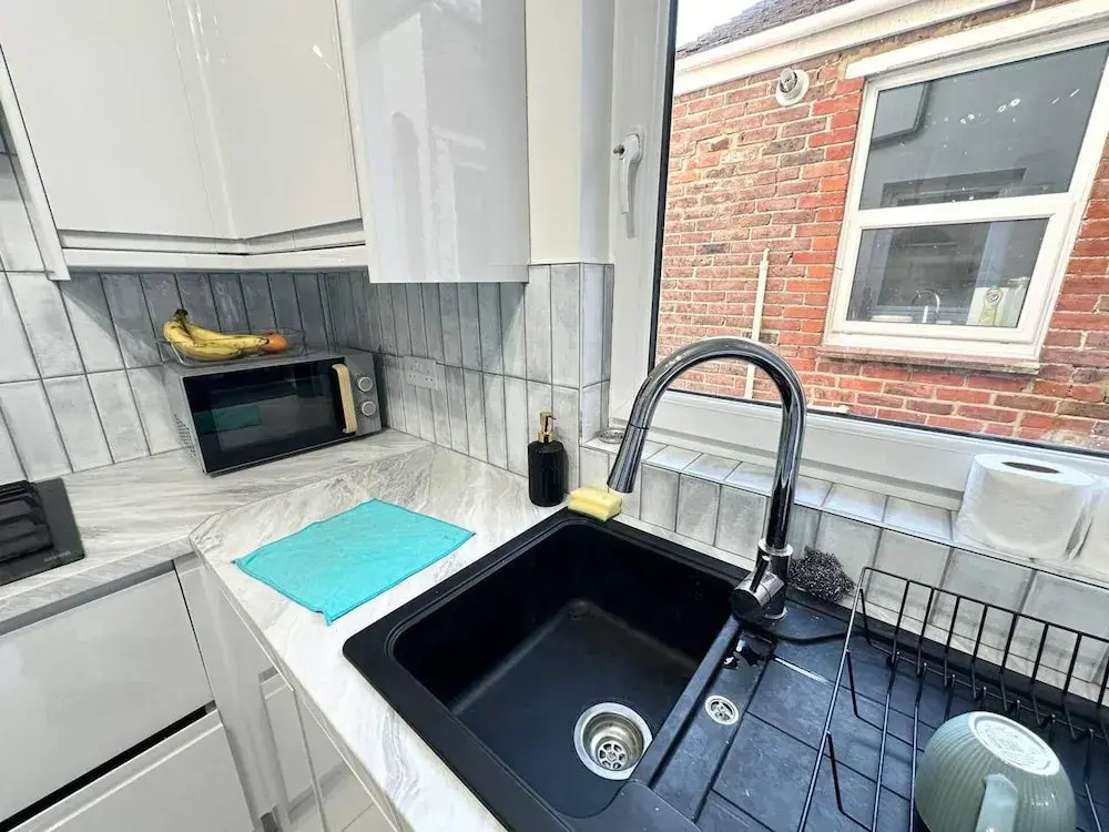 Southsea 5-bed Seaside Retreat- Sleeps 11 & Garden