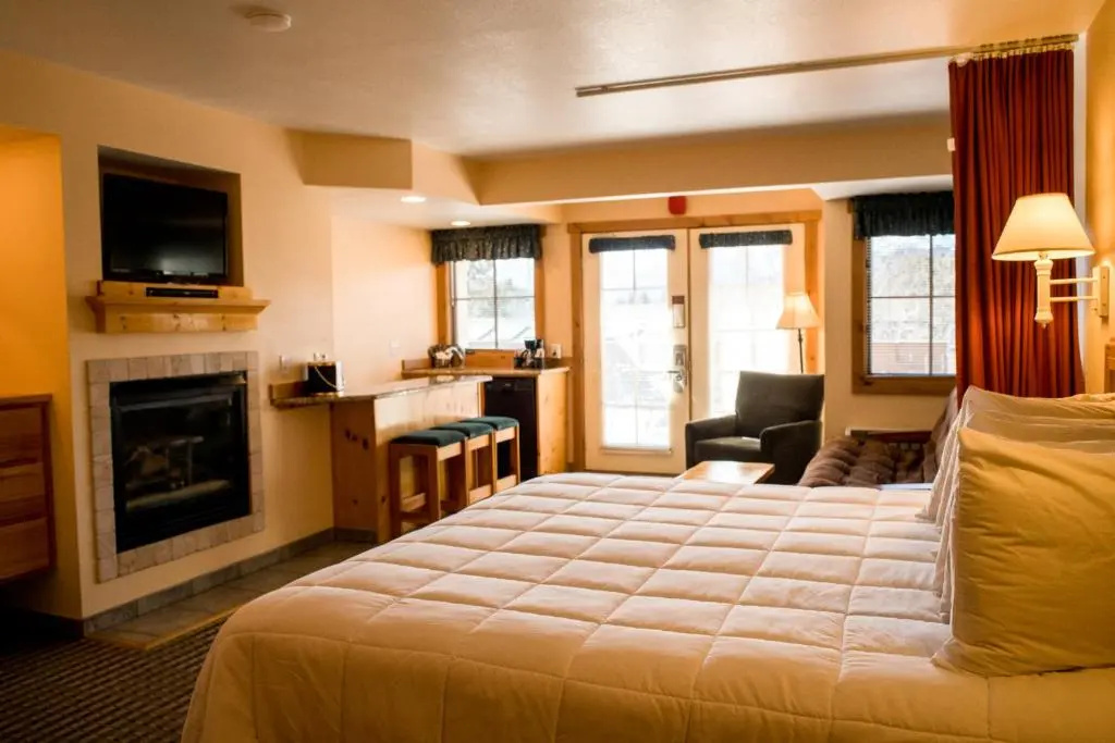 Deluxe Double room (full double bed)