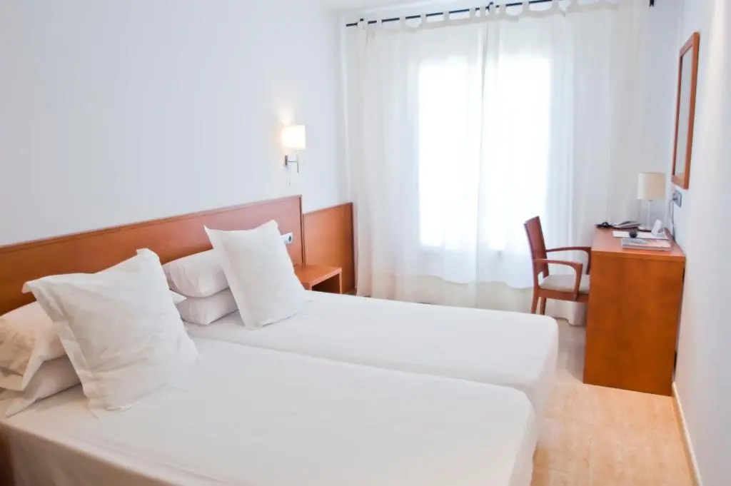 Double room (full double bed)