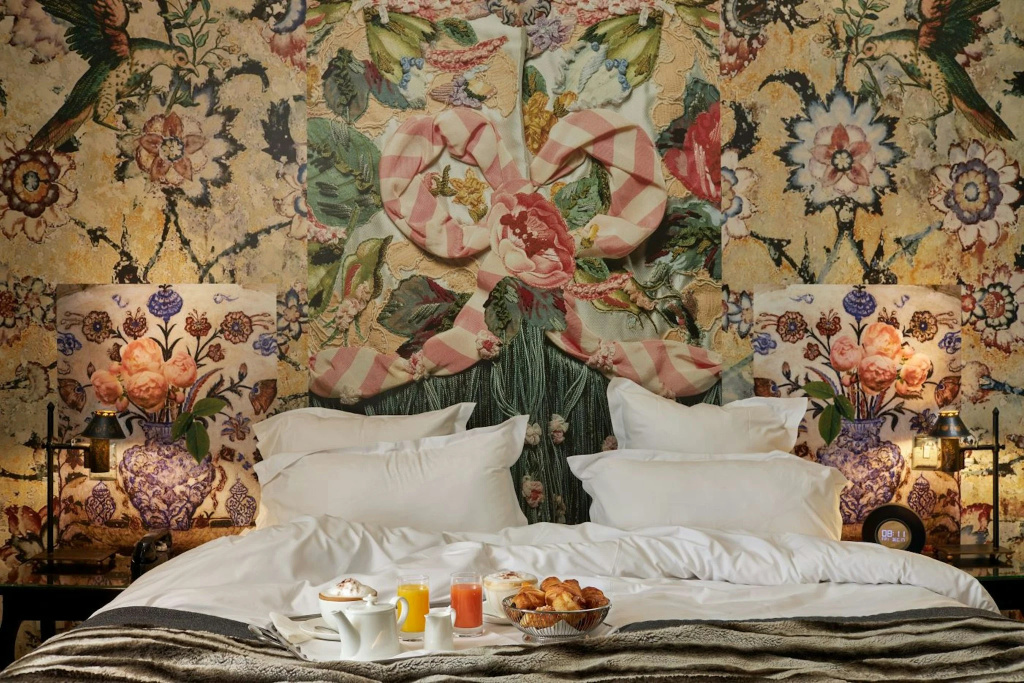 Hôtel du Petit Moulin, Haute Couture hotel by Lacroix — фото