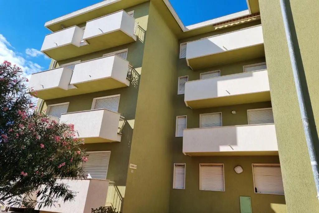 Edera With Balcony Few Steps From Sea