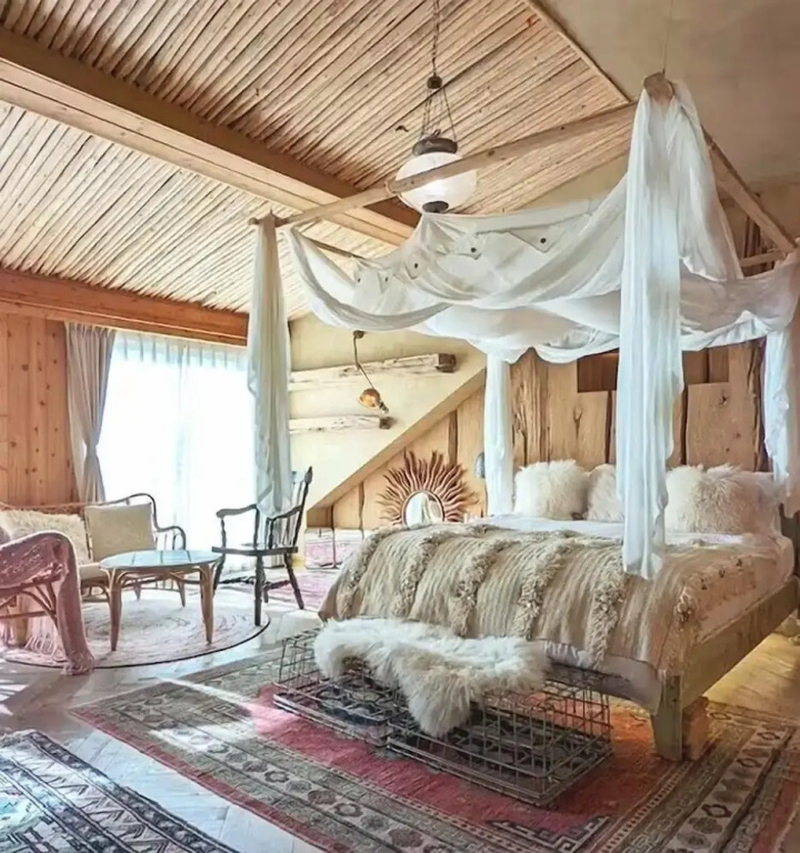 Grand Double room (full double bed)