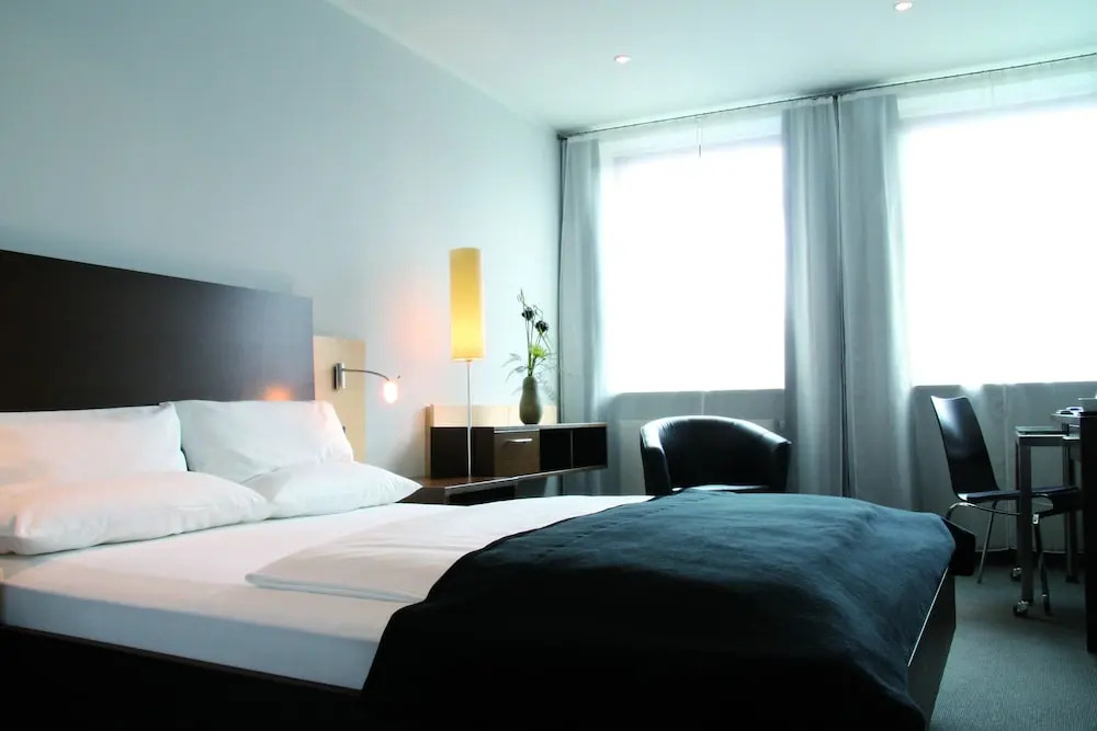 Двухместный номер Comfort с видом на внутренний двор двуспальная кровать в Schiller5 Hotel & Boardinghouse